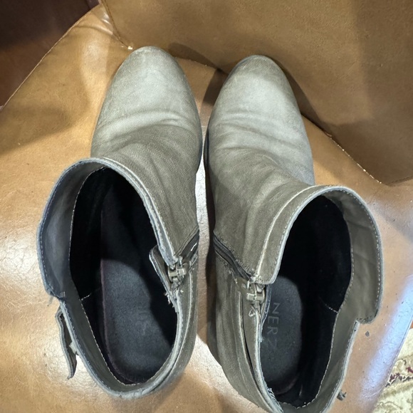 Naturalizer Women’s 9 Gray Ankle Boots with a Modern Minimalist Design - Picture 5 of 9